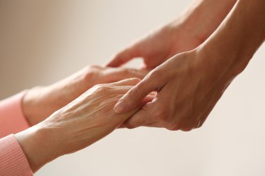 Yaşlı ve genç elele