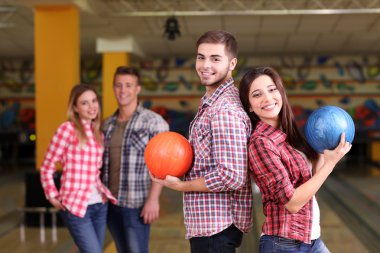 Bowling kulübündeki arkadaşlarının portresi.