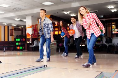 Bowling kulüpte oynayan arkadaşlar