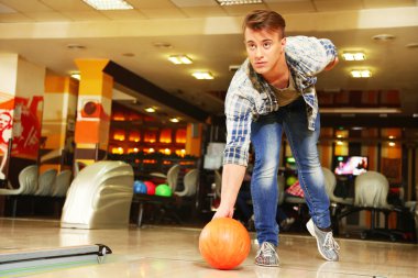 Bowling oynuyor adam