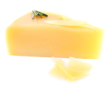 Parmesan peyniri yığın üzerinde beyaz izole biberiye fışkın ile