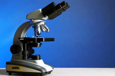 Tablo, renkli arka plan üzerinde mikroskobunun