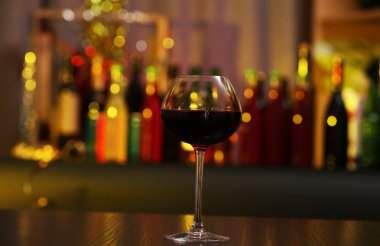 Kırmızı arka plan bulanık şarap bar