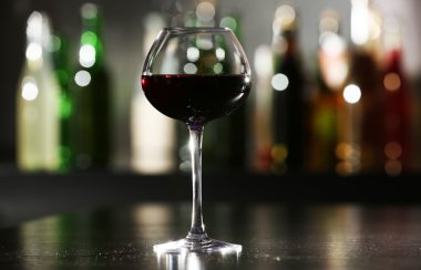 Kırmızı arka plan bulanık şarap bar