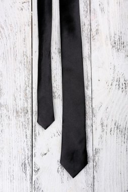 Renkli ahşap arkaplanda moda kravat
