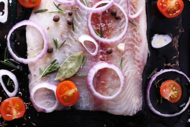 Baharatlar ve sebzeler firepan arka plan üzerinde Pangasius fileto