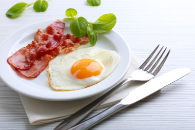Pastırmalı yumurta renk ahşap masa arka plan üzerinde