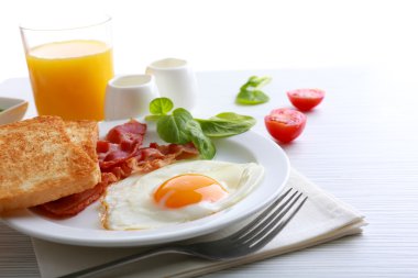 Pastırmalı yumurta renk ahşap masa ve beyaz arka plan üzerinde
