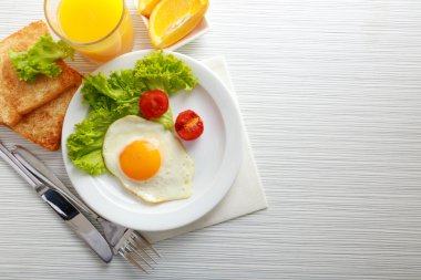 Pastırmalı yumurta renk ahşap masa arka plan üzerinde