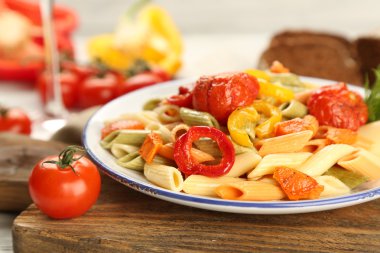 Biber, havuç ve domates ahşap masa arka plan ile makarna salatası