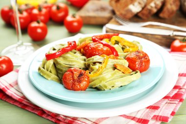 Biber, havuç ve domates ahşap masa arka plan ile makarna salatası