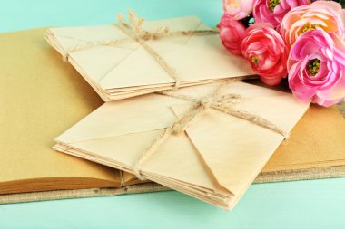 Eski mektupları ve ahşap arka plan üzerinde çiçekler ile kitap