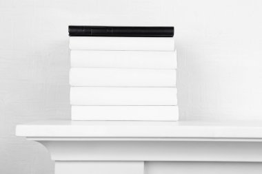 Kitap raf üzerinde duvar arka plan