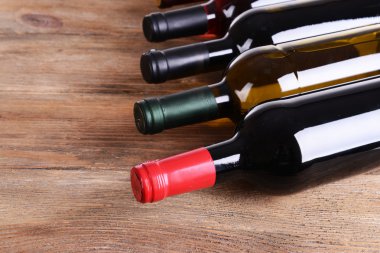 Farklı tablo yakın çekim şarap şişe