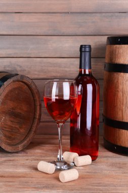 Tablo ahşap arka plan üzerinde kırmızı şarap