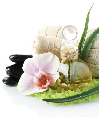 Spa uygulamaları üzerinde beyaz izole orkide çiçek