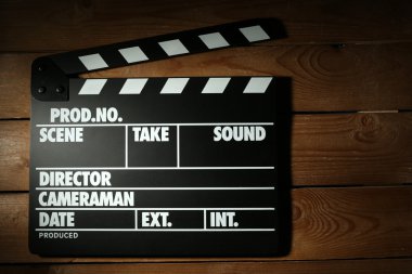Tahta arka planda film alkışlaması