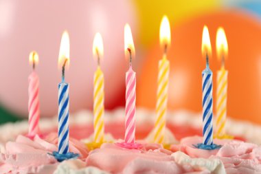 Lezzetli doğum günü pastası parlak zemin üzerine