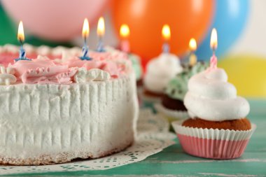 Lezzetli doğum günü pastası kekler masanın üzerine parlak arka plan üzerinde