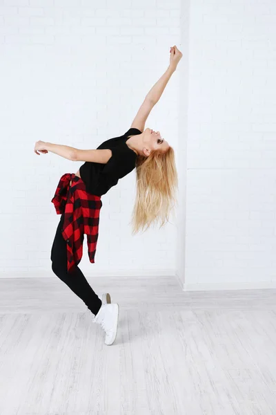 Hip hop danser dansen op muur achtergrond — Stockfoto