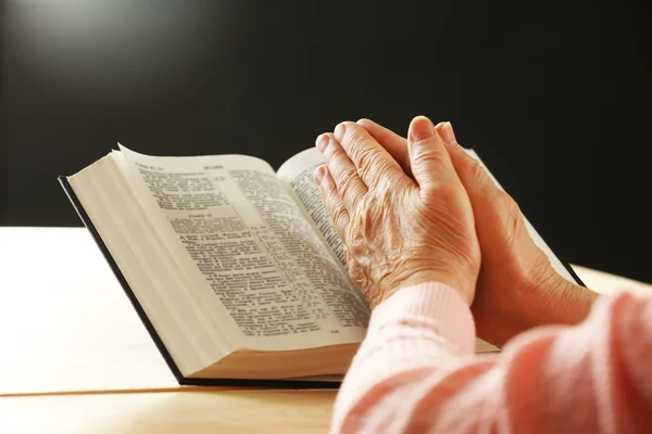 Old woman with Bible — Stock Photo, Image