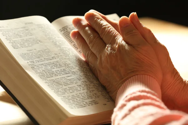 Old woman with Bible — Stock Photo, Image