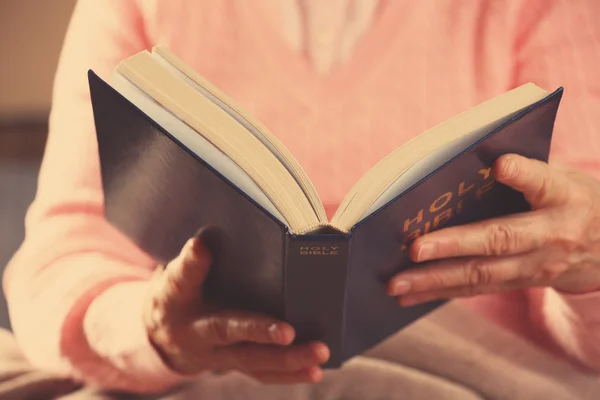 Stará žena čtení Bible — Stock fotografie
