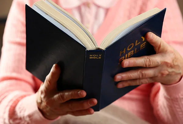 老妇人阅读圣经 》 — 图库照片