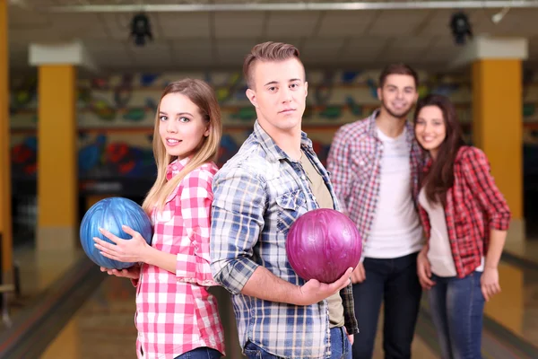 Retrato de amigos no clube de bowling — Fotografia de Stock