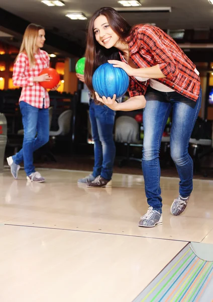 Amis jouant au bowling club — Photo