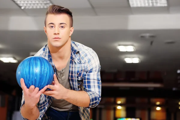 Man playing bowling — Stock Photo, Image