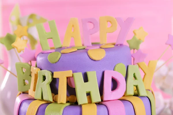 Торт на день народження на столі — стокове фото