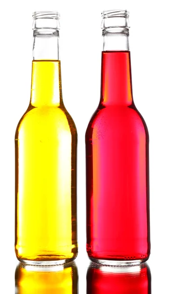 Bebidas alcohólicas coloridas en botellas de vidrio aisladas en blanco — Foto de Stock