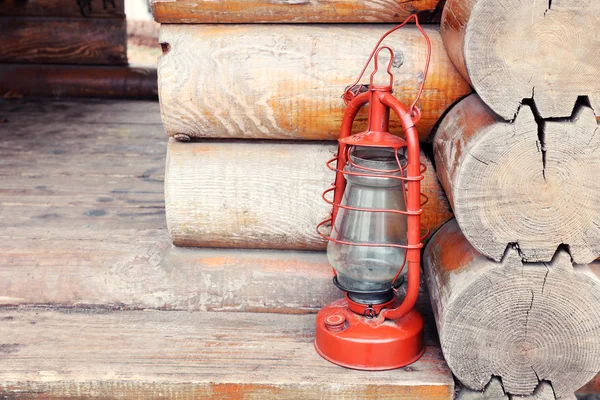 Petrolejové lampy na pozadí dřevěná hadice — Stock fotografie