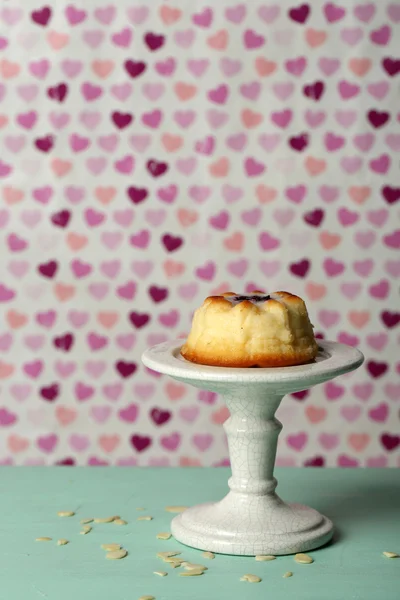 木製のテーブル, 色の背景上においしいチーズケーキ — ストック写真