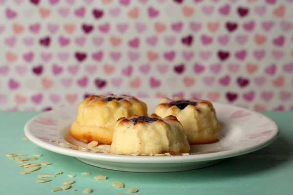 Köstlicher Käsekuchen auf Holztisch, auf farbigem Hintergrund — Stockfoto