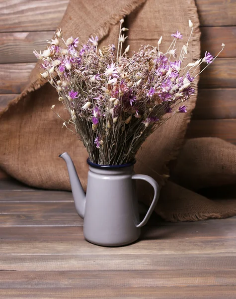 Bouquet de fleurs séchées sur fond de table et planches de bois — Photo