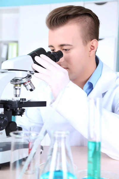 Científico masculino usando microscopios en laboratorio — Foto de Stock