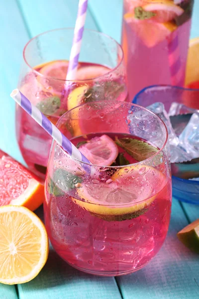 Limonada rosa em óculos na mesa close-up — Fotografia de Stock