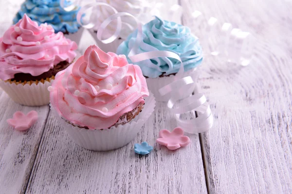 Heerlijke cupcakes op tabel close-up — Stockfoto