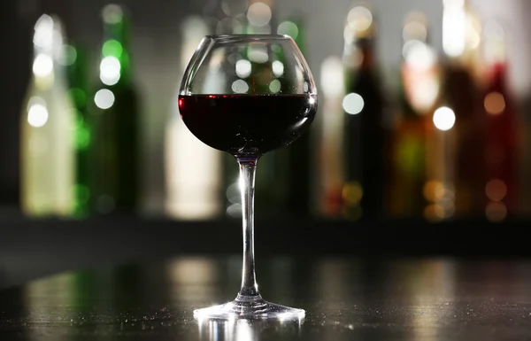 Glas Rotwein in Bar auf verschwommenem Hintergrund — Stockfoto