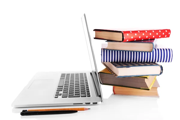 Montón de libros con portátil aislado en blanco — Foto de Stock