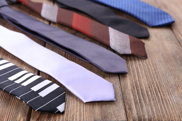 Cravatte diverse su tavole di legno sfondo — Foto Stock