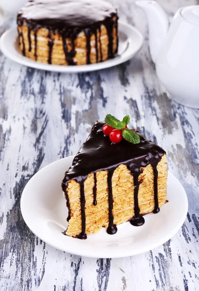 Schokoladenkuchen auf Holztisch — Stockfoto