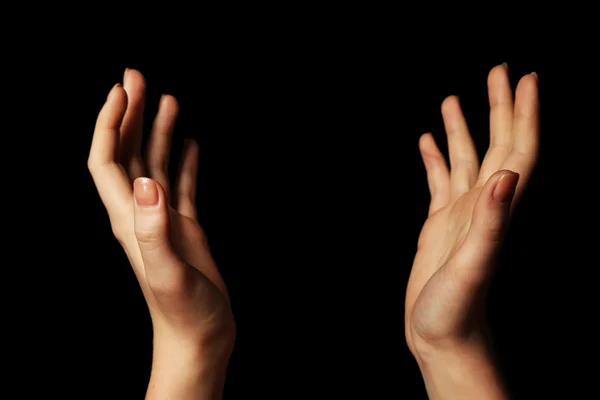 Manos femeninas sobre fondo oscuro — Foto de Stock