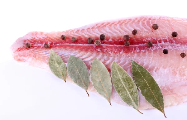 Filé Pangasius com pimenta e folhas de louro isolado em branco — Fotografia de Stock