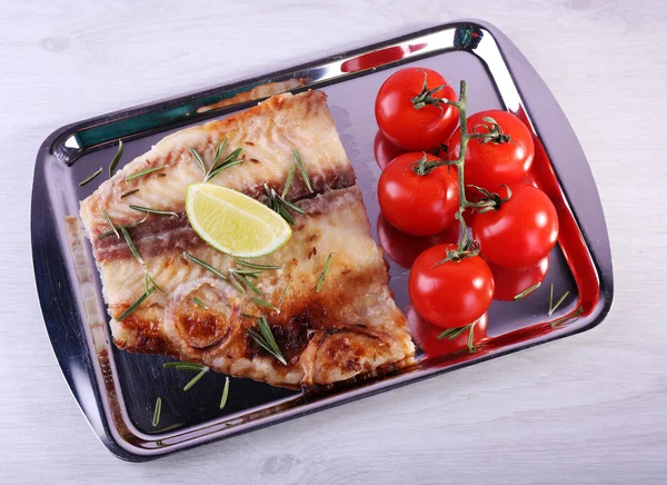 Schüssel Pangasiusfilet mit Rosmarin und Limette auf Metallblech und farbigem Holztischhintergrund — Stockfoto