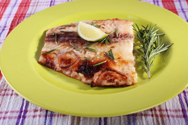 Schotel van Pangasius filet met rozemarijn en kalk op plaat en stof achtergrond — Stockfoto