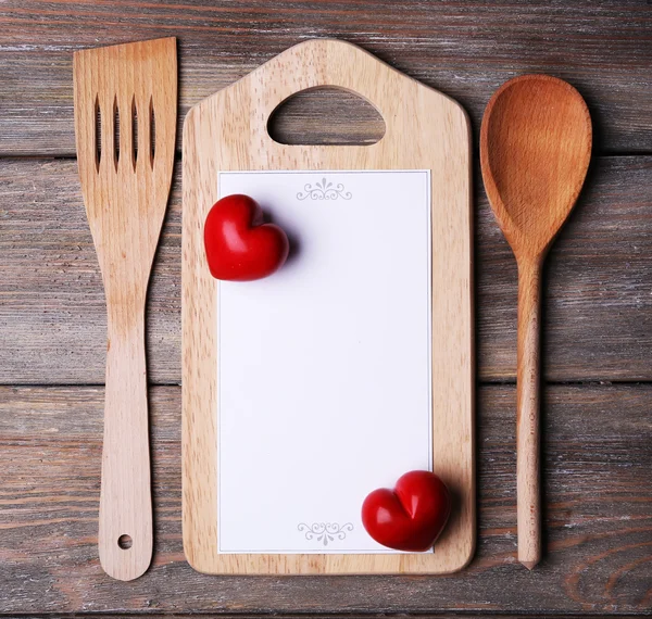 Prkénko s menu list papíru a srdce na pozadí rustikální Dřevěná prkna — Stock fotografie