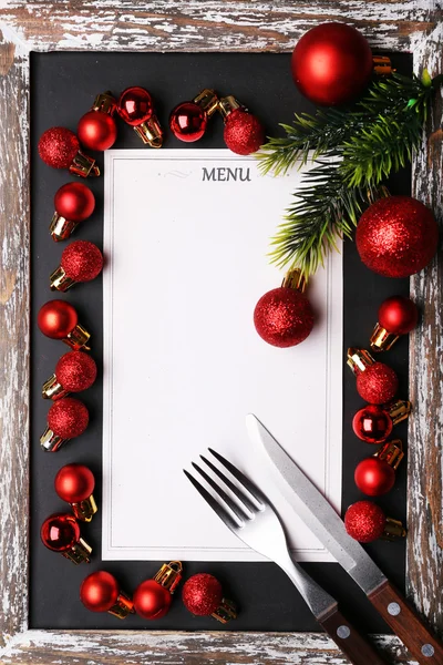 Placa de menu com decoração de Natal em pranchas de madeira fundo — Fotografia de Stock